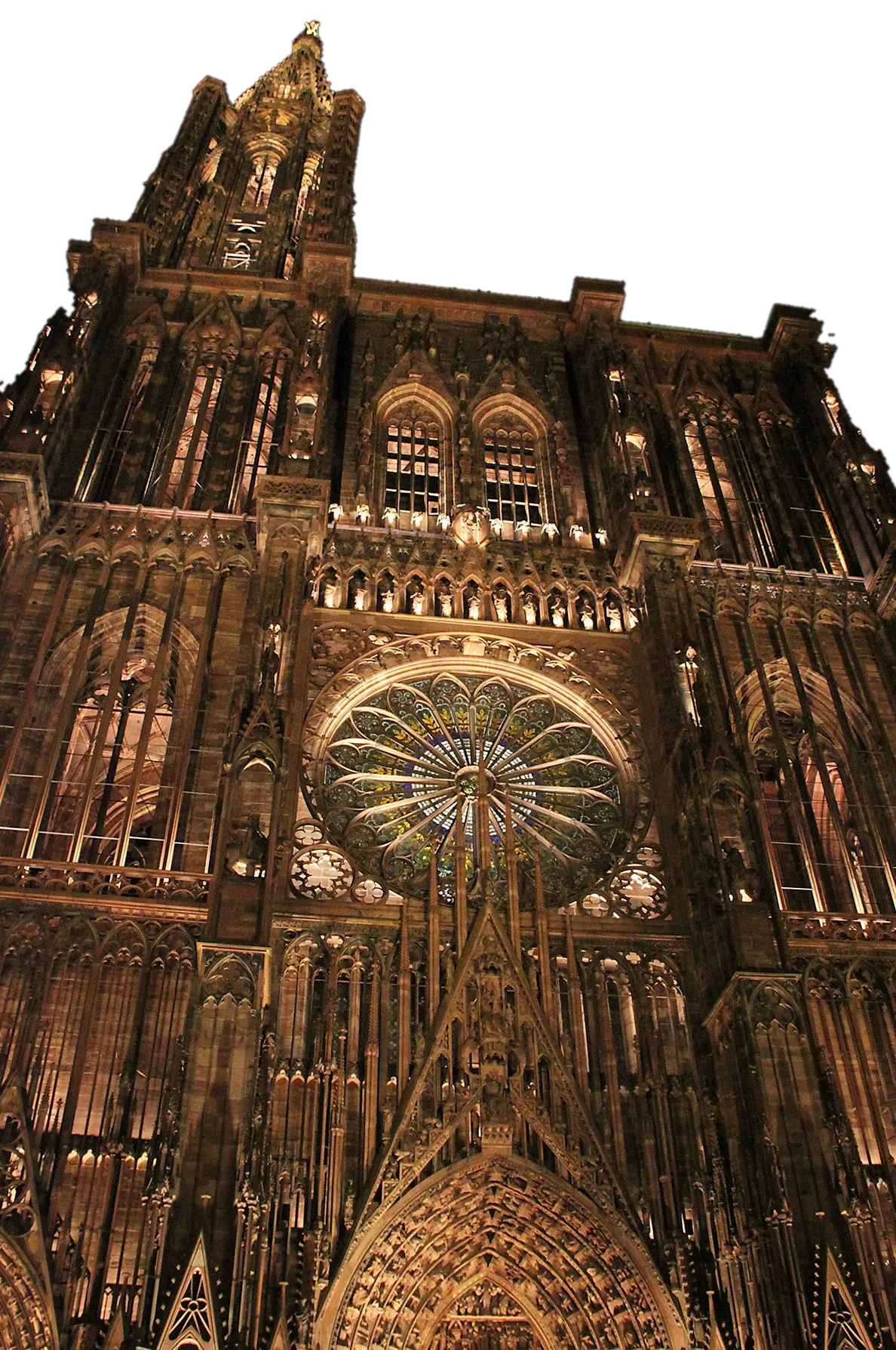 La façade de la cathédrale de Strasbourg illuminée, de nuit